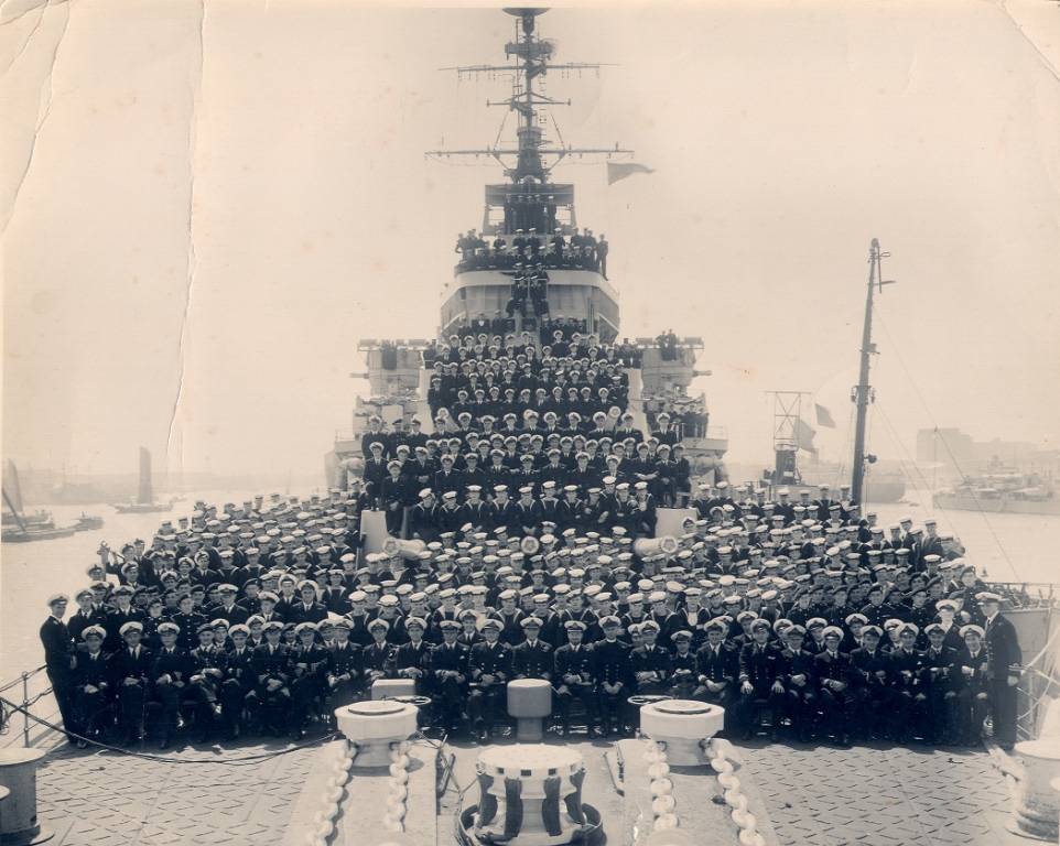 Viewing Image HMS Swiftsure company April 1946.jpg